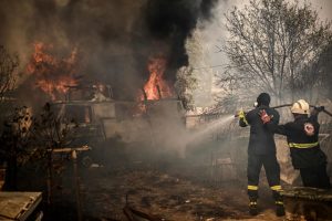 Graikijos ugniagesiai jau penktą dieną iš eilės kovoja su gamtiniais gaisrais
