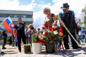 Savaitė po pasikėsinimo nužudyti Slovakijos premjerą: jo būklė sunki, sužeidimai sudėtingi