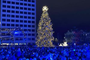 Lietuvoje įžiebta pirmoji Kalėdų eglė: Kaunas pakvipo meduoliais 