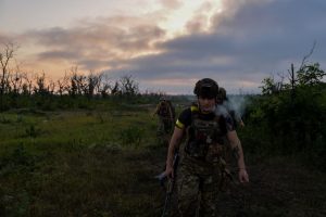 Kyjivas apkaltino Rusijos pajėgas nukirtus galvą ukrainiečių kariui