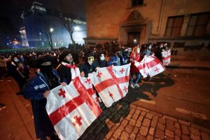 Sakartvele policija trečią naktį iš eilės vykusias demonstracijas išvaikė smurtu