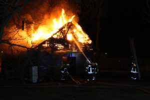 Marijampolės savivaldybėje – gaisras: supleškėjo penkių šeimų namas