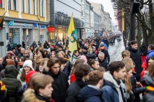 Šventiškoje Kovo 11-osios eisenoje Kauno moksleiviai linkėjo neprarasti vienybės