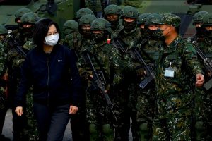 Kinijai protestuojant prieš JAV – Taivano prezidentės akibrokštas: apsilankė karinėje bazėje
