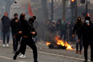 Po rasisto išpuolio – kurdų bendruomenės atsakas: liepsnoja Paryžiaus gatvės