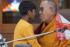 Dalai Lamai paprašius berniuko pačiulpti jo liežuvį kilo ažiotažas: kaip vertinti šį incidentą?