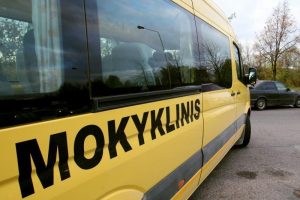 Be gailesčio autobuse spardęs ir daužęs mergaitę paauglys baudžiamas nebus