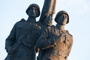 Išniekintas dar vienas paminklas sovietų kariams: rasti svastikos ženklai