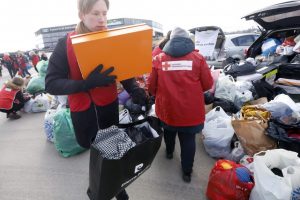 Raudonasis kryžius vos spėja rinkti gyventojų aukojamus daiktus ukrainiečiams