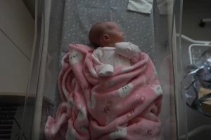 Ukrainoje dalis kūdikių gimsta ir bunkeriuose: nauja gyvybė mamoms suteikia vilties