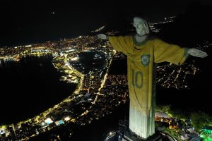 Pelé mirties metinės:  Kristaus statula Rio de Žaneire aprengta futbolo dievuko marškinėliais