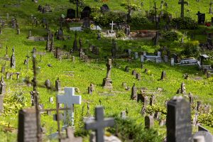 Savivaldybė žada sutvarkyti 14 avarinės būklės kapaviečių Rasų kapinėse