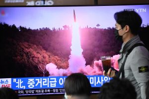 Šiaurės Korėja tęsia ginklų bandymus: paleido naujo tipo balistinę raketą