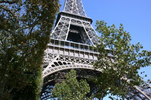 Trys alžyriečiai netoli Eifelio bokšto išprievartavo „Facebook“ „draugę“