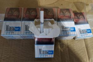 Akmenės rajone vyro automobilyje pareigūnai rado 10 tūkst. pakelių cigarečių be banderolių