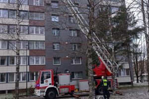 Pramonės prospekte – tarnybų sujudimas: bute pagalbos šaukėsi moteris