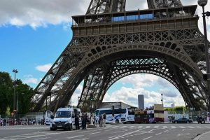 Paryžiuje dėl pranešimo apie sprogmenį iš Eifelio bokšto evakuoti žmonės