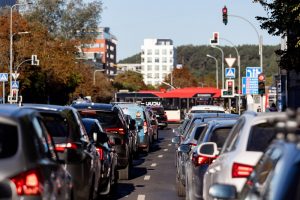 Vilniaus savivaldybė svarsto dvigubinti mokesčius už automobilių stovėjimą