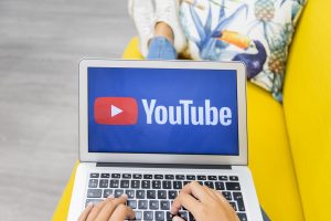 Faktų tikrintojai ragina „YouTube“ kovoti su dezinformacija
