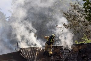 Kėdainių rajone atvira liepsna degė namas: gyventojai išgelbėjo du žmones