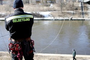 Vilniuje į Nerį nuo tilto nukritęs vyras išlipo pats: jį išsivežė medikai