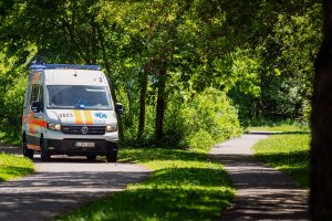 Vilniaus rajone nuo kelio nulėkus automobiliui nukentėjo trys žmonės