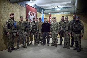 Į Ukrainos pasienį atvykęs V. Zelenskis susitiko su Kurske kovojančiais kariais