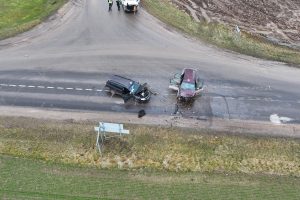 Pasvalio rajone – „Audi“ ir „Volkswagen“ avarija: į medikų rankas perduoti trys žmonės