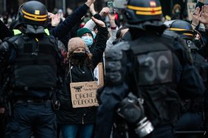 Paryžiuje per protestus prieš saugumo įstatymą suimta apie 120 žmonių