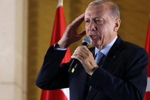R. T. Erdogano pergalė Turkijos prezidento rinkimuose lirą nusmukdė į rekordines žemumas