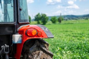 Joniškio rajone neblaivaus vairuotojo automobilis rėžėsi į traktorių