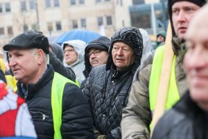 Žemdirbiai tęsia protesto akciją prie Vyriausybės rūmų: susirinko apie 200 žmonių