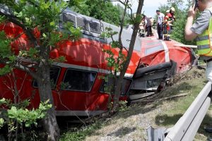 Pietų Vokietijoje nuo bėgių nulėkė traukinys, žuvo mažiausiai trys žmonės