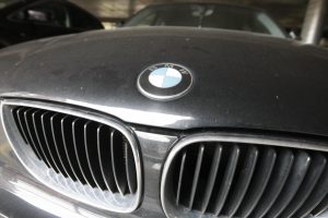 15-metį įgrūdo į BMW automobilį ir nuvežė į mišką