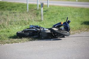 Kelyje link Lapių į kelio bortelį atsitrenkė motociklininkas: du žmonės išvežti į ligoninę