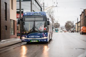 Į Kauno gatves išriedėjo šventiškai papuoštas viešasis transportas