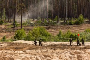 Pabradės poligone vyksta Lietuvos, Prancūzijos ir JAV artilerijos šaudymo pratybos