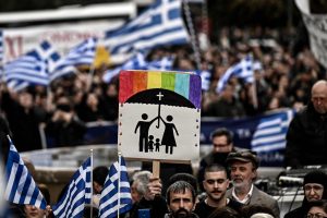 Tūkstančiai graikų protestavo prieš tos pačios lyties asmenų santuokas ir įsivaikinimą