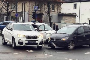 Judrioje gatvėje – BMW ir „Mitsubishi“ avarija