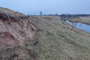 Geologai: Papilės piliakalnio nuošliauža toliau slenka