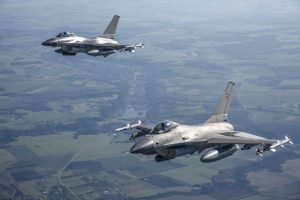 NATO oro policijos naikintuvai per savaitę tris kartus lydėjo Rusijos orlaivius