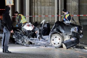 Berlyne į Brandenburgo vartus atsitrenkė automobilis: jį vairavęs vyras žuvo