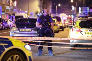 Per valandą – dvi kruvinos nelaimės Londone: vienas žmogus pašautas, kitas padurtas