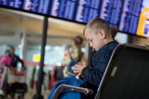 Kas nutiktų jei oro uoste paliktumėte savo vaiką? Viena mama netyčia tai išsiaiškino