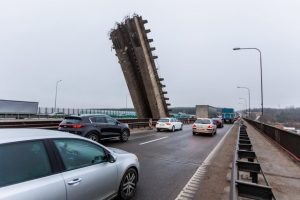 Vairuotojai, dėmesio: dėl Kleboniškio tilto griūties naktimis uždaromas A1 kelias
