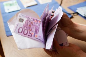 Turite 500 eurų banknotų? Jums naudinga tai žinoti