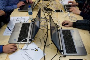 Lietuviai – tarp vangiausiai ES tikrinančių turinio patikimumą internete