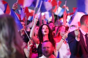 Rinkėjų apklausa: Prancūzijos pirmalaikiuose rinkimuose pirmauja RN ir jo sąjungininkai