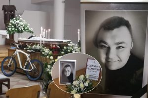 Uostamiestyje atsisveikinama su E. Ostapenko: prie karsto pastatytas dviratukas