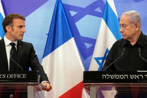 „Gėda“: B. Netanyahu pasmerkė E. Macrono raginimą sustabdyti ginklų tiekimą Izraeliui